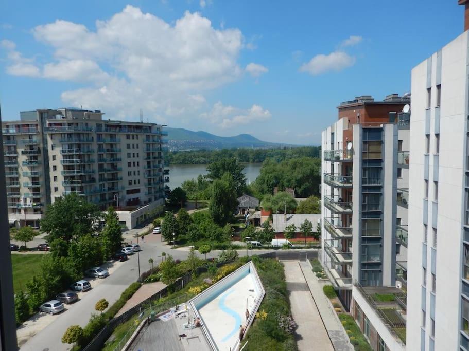 Imadnivalo Medences Hotellakas Szaunaval. ブダペスト エクステリア 写真