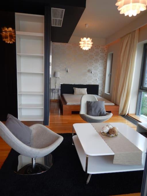 Imadnivalo Medences Hotellakas Szaunaval. ブダペスト エクステリア 写真
